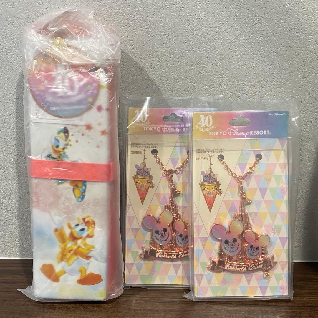 ディズニーランド40周年　ポータブルクッション、バックチャーム2個