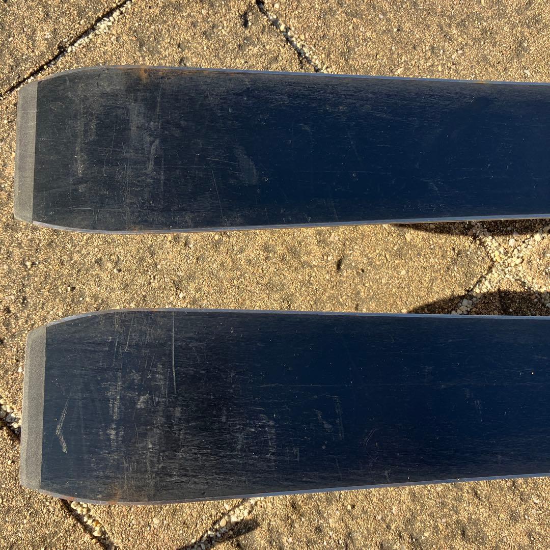 カラフルスキーセットと黒いブーツ