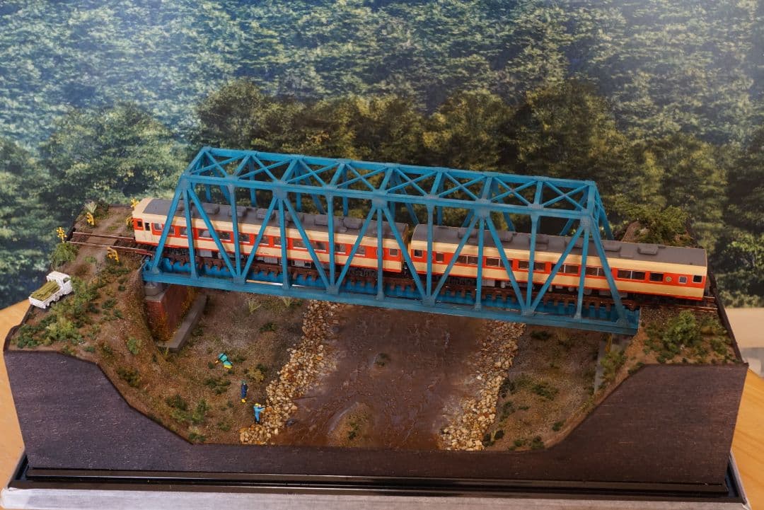 Nゲージ鉄道模型ジオラマ　トラス橋を渡る地方ローカル線