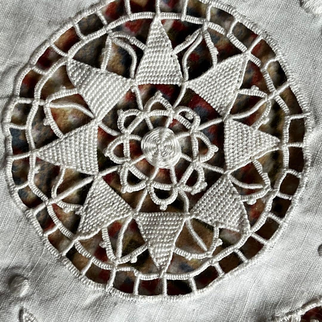 ヨーロピアン　ヴィンテージ　レース+刺繍テーブルクロス