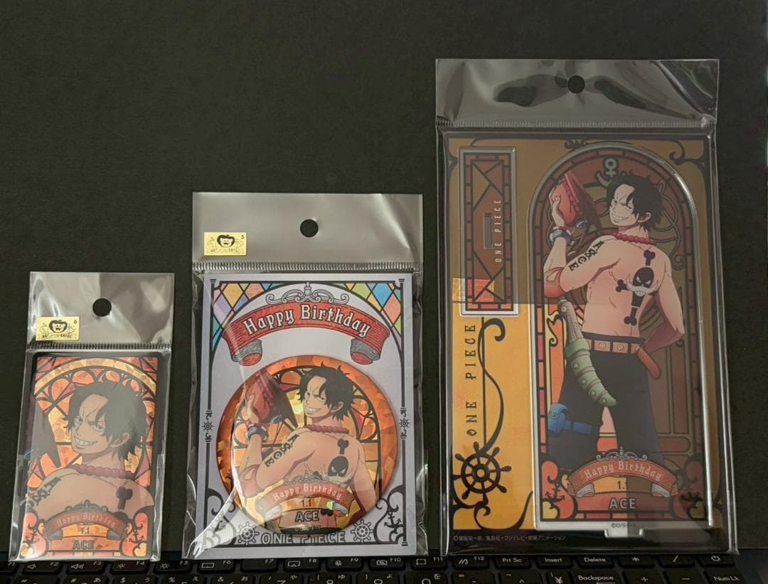 「ワンピース」エース　バースデ缶バッジ、アクリルスタンド、ホログラムプレート
