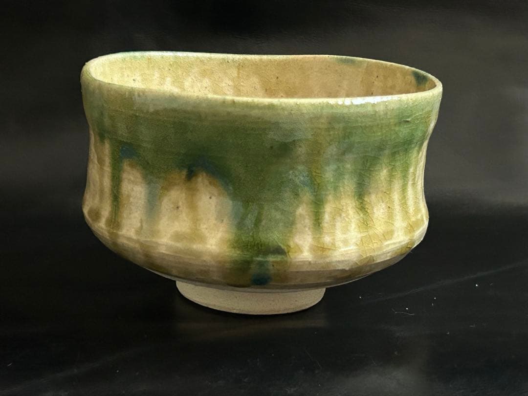 遺品整理中◾️蔵から美しい緑色の釉薬が滝の様に流れる抹茶茶碗が出て来ました。