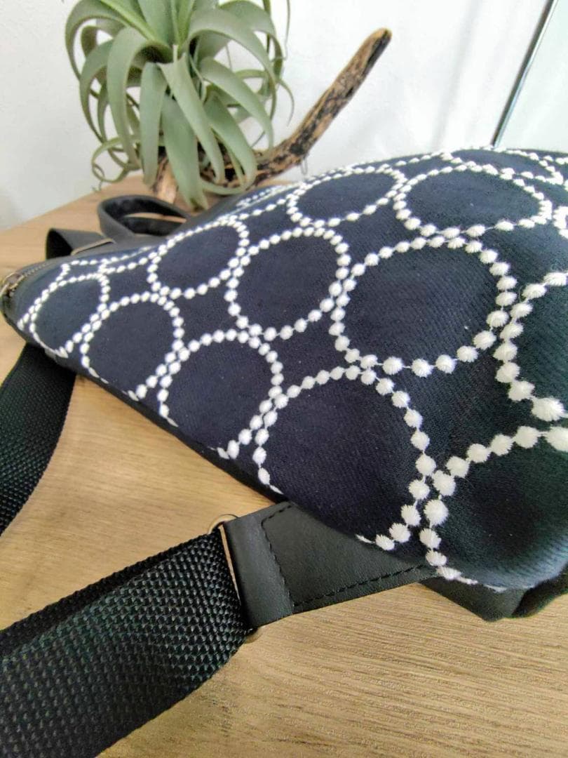 ミナペルホネン/2025tambourineタンバリンネイビー×白/牛革A4トー