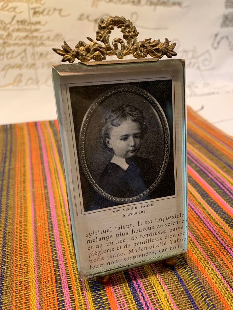 フランス製　アンティークの真鍮リボン細工が素敵な写真立て！写真も可愛いです！