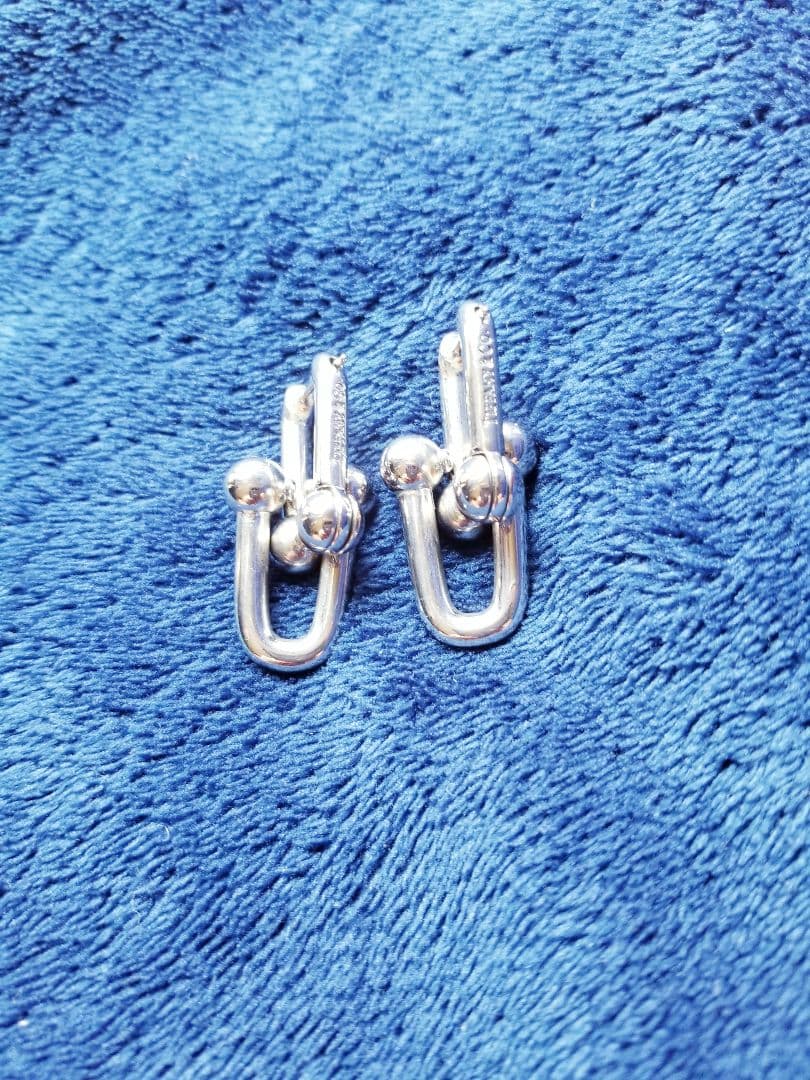 「Tiffany & Co. 」の刻印入りシルバーフープピアス