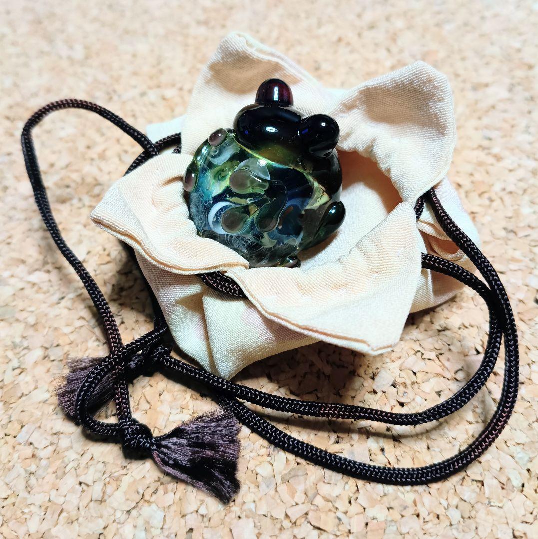 礒野昭子 作 とんぼ玉「海のカケラを抱くカエル」