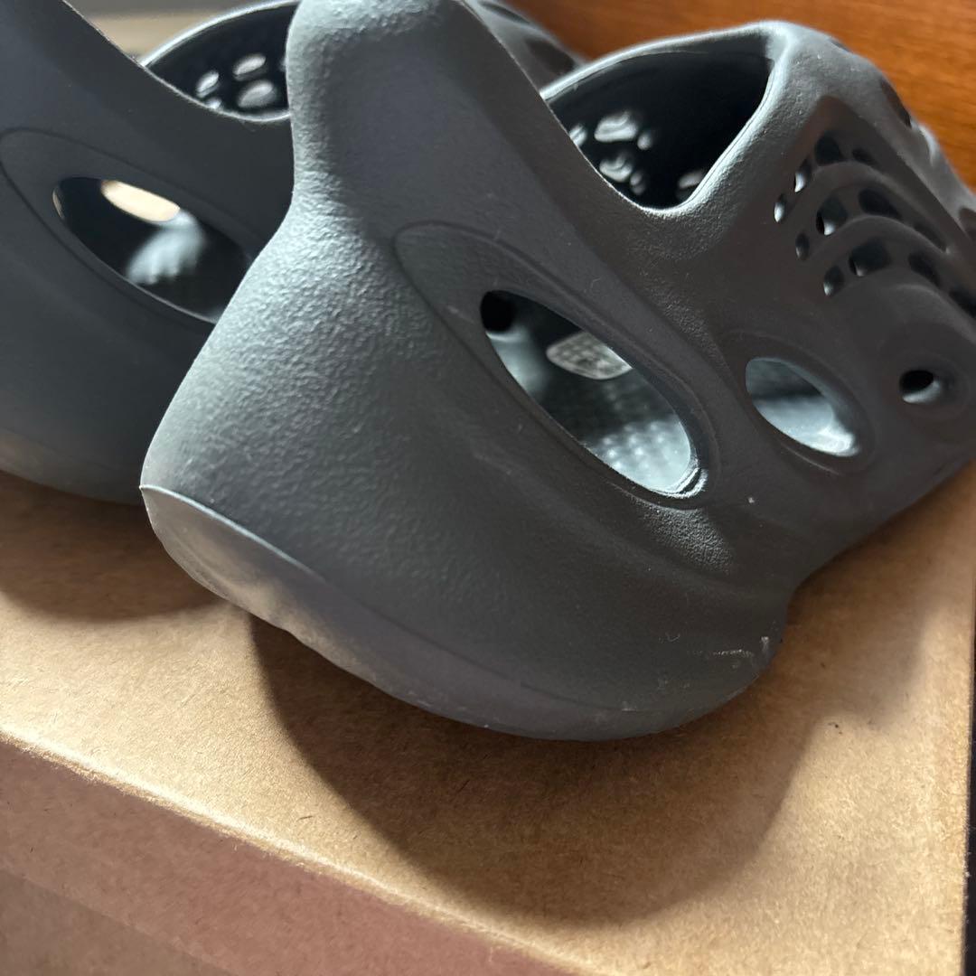 adidas YEEZY Foam Runner Carbon カーボン