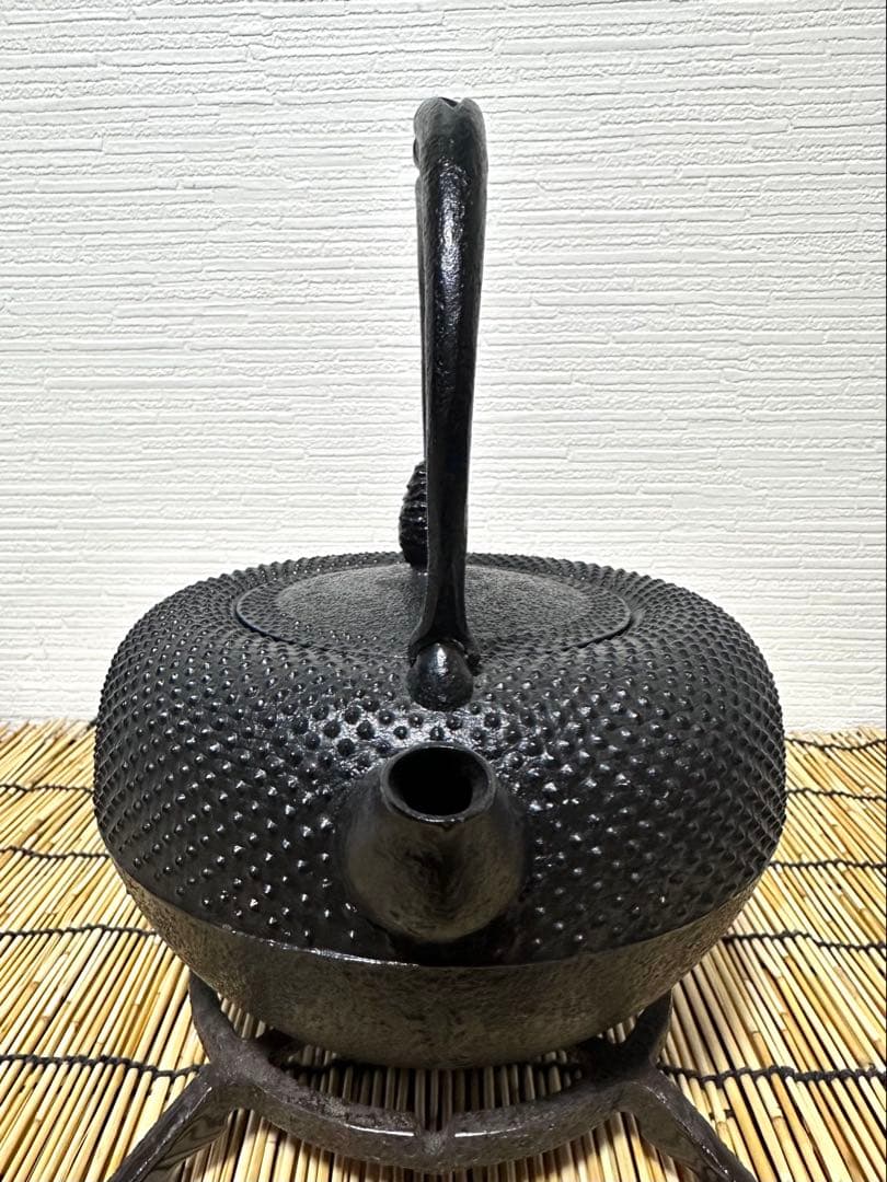 未使用品、タグ付　南部照光堂 心斎作 １８型アラレ　南部鉄瓶　南部鉄器　鉄瓶