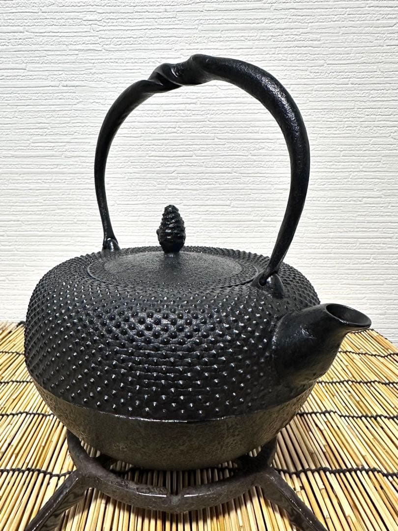 未使用品、タグ付　南部照光堂 心斎作 １８型アラレ　南部鉄瓶　南部鉄器　鉄瓶