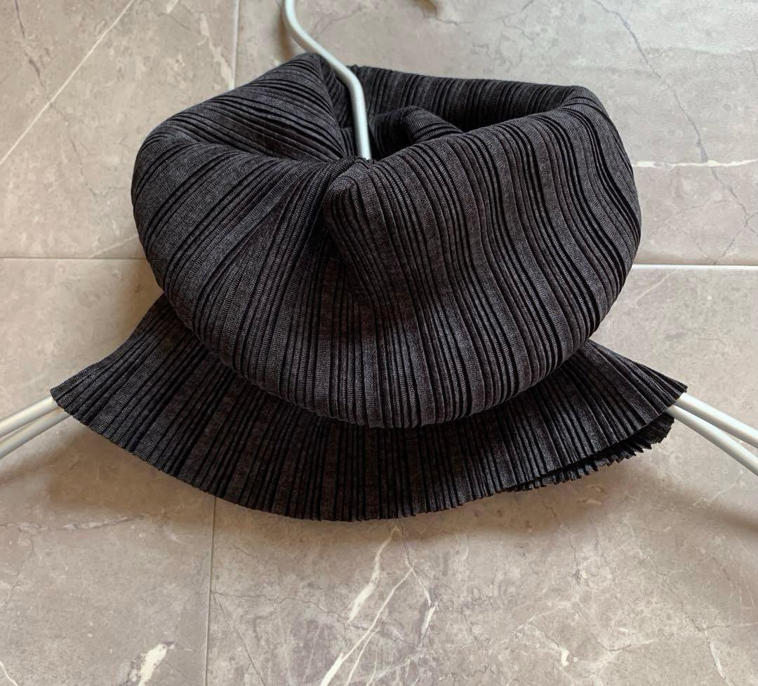 プリーツプリーズ　イッセイミヤケ　ネックウォーマー　　オーチューブ グレー美品