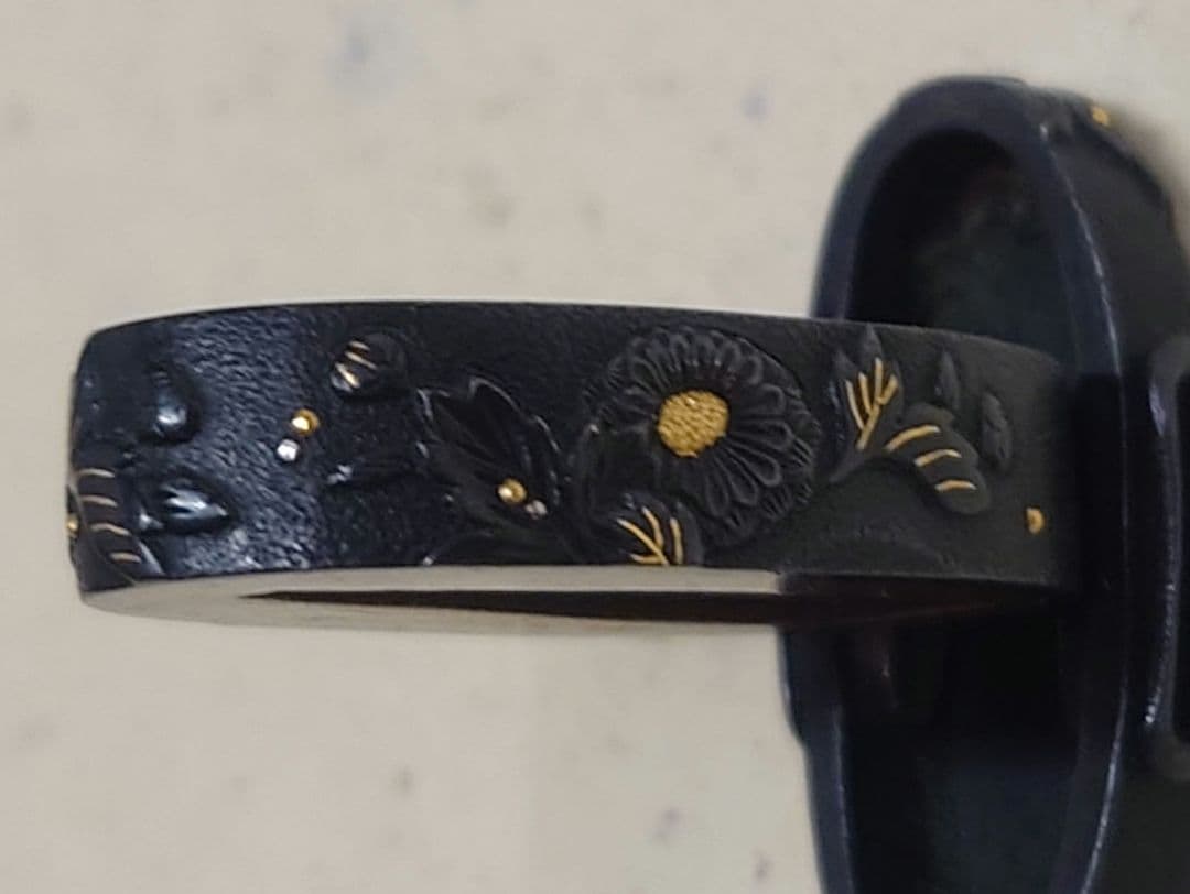 縁頭、赤銅地に菊華図