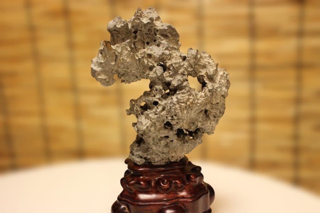 グレーの石彫刻 木製台座付き 太湖石　中国