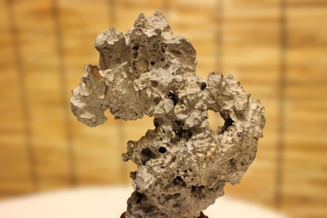 グレーの石彫刻 木製台座付き 太湖石　中国