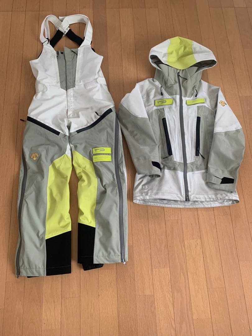 TEAM DESCENTE スキーウェア2023-24市販　　上下SSSサイズ