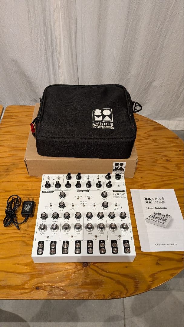 LYRA-8 アナログシンセサイザー