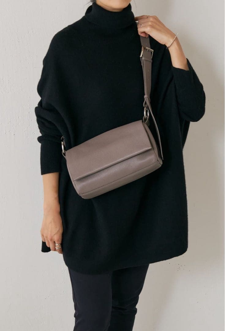 美品ビアズリー ☆ミニレザーボディーバッグ