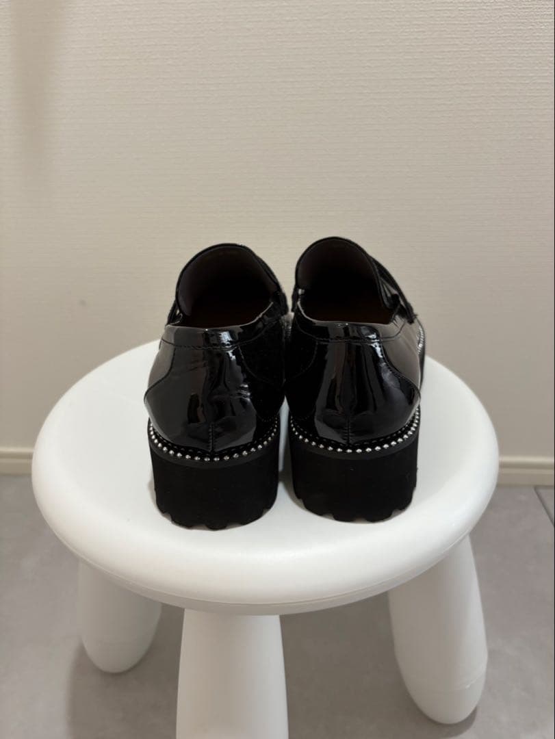 黒の光沢ローファー厚底ソール