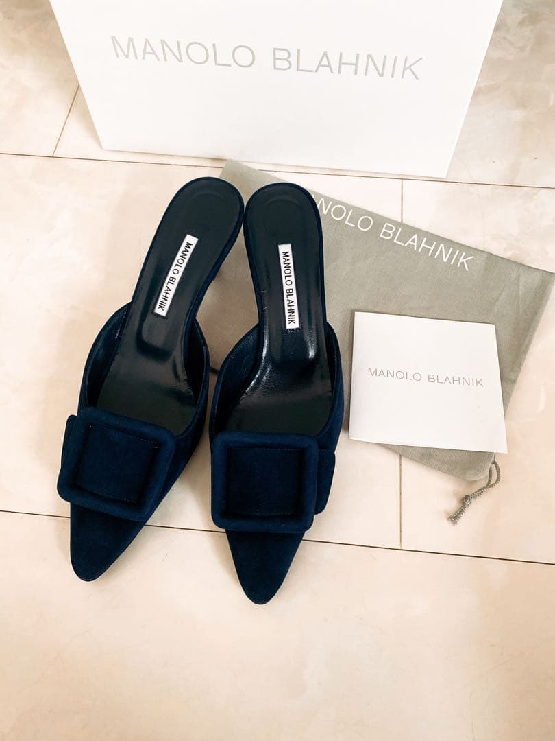 マノロブラニク ☆メイセール未使用381/2 ネイビー5センチヒール