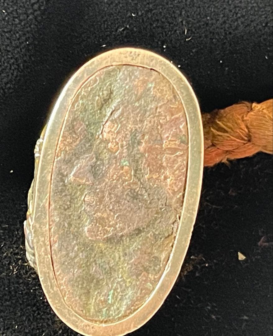 波模様の真鍮製鍔(つば)、鉄製の無銘鍔、栗型形象嵌根付、教利作