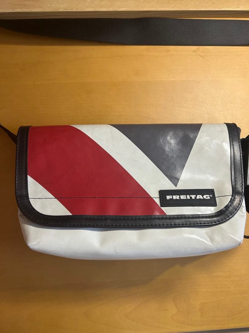 【美品】FREITAG メッセンジャーバッグ ホワイト/レッド/グレー