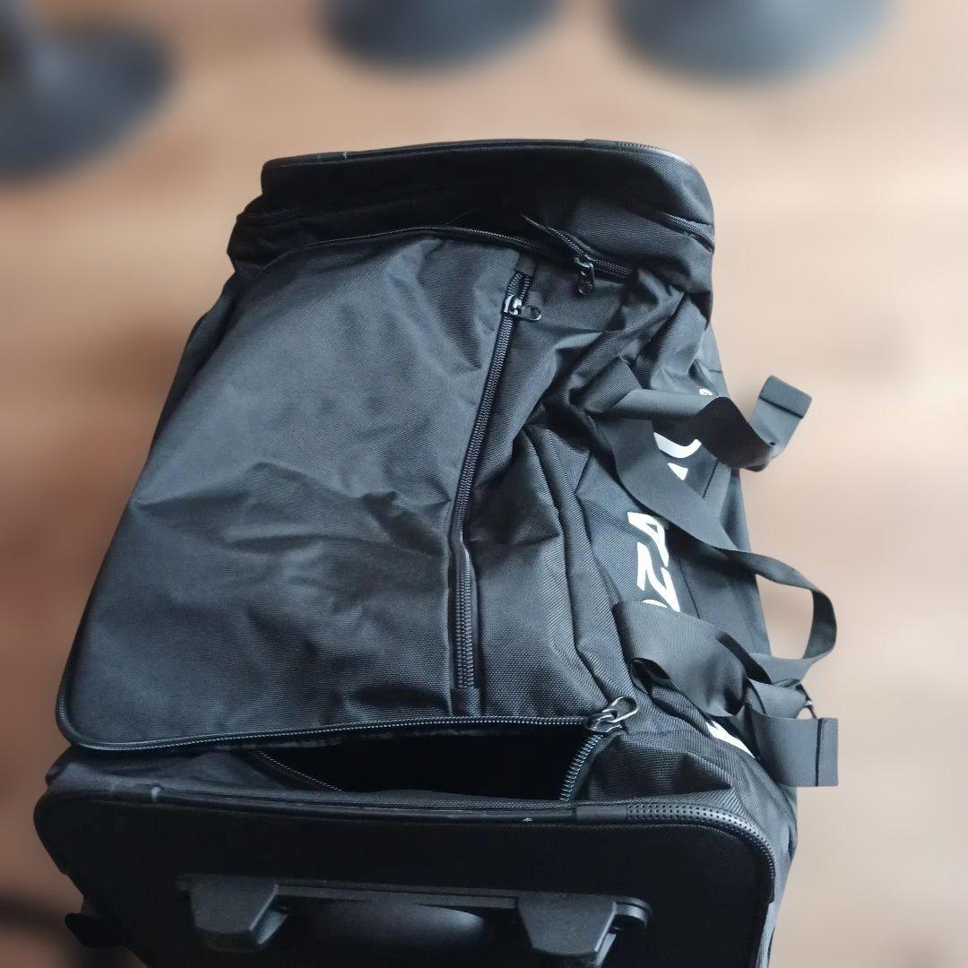 EGOZARU. ブラック ボストンバッグ