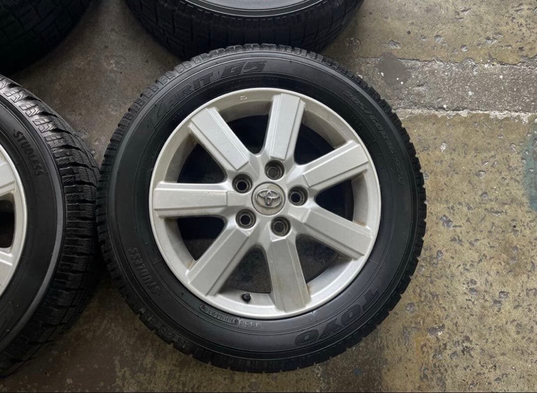 スタッドレスタイヤ　205/60R16 ヴォクシー　アルファード