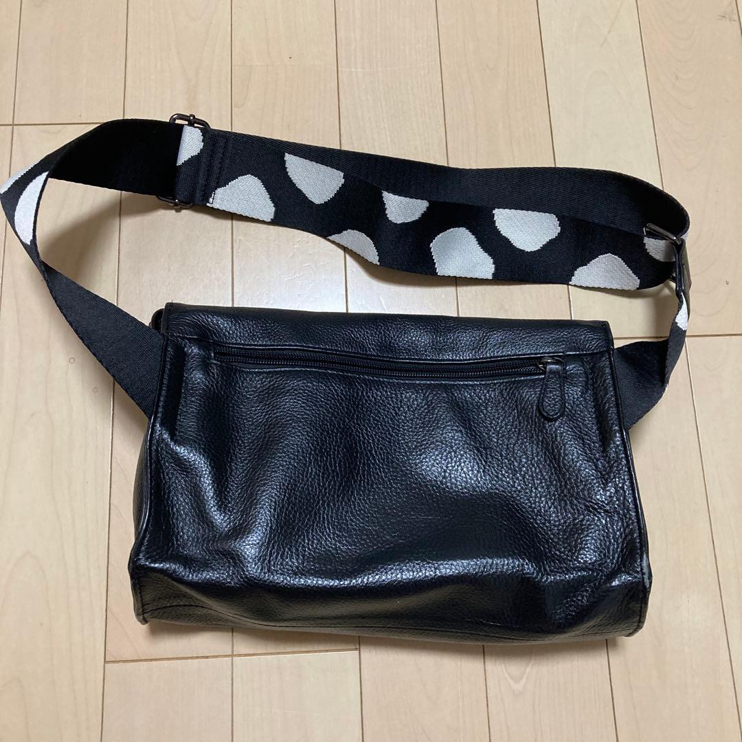 ⭐︎なみ様⭐︎イアパピヨネ　ワイドテープ黒 レザーボディバッグ