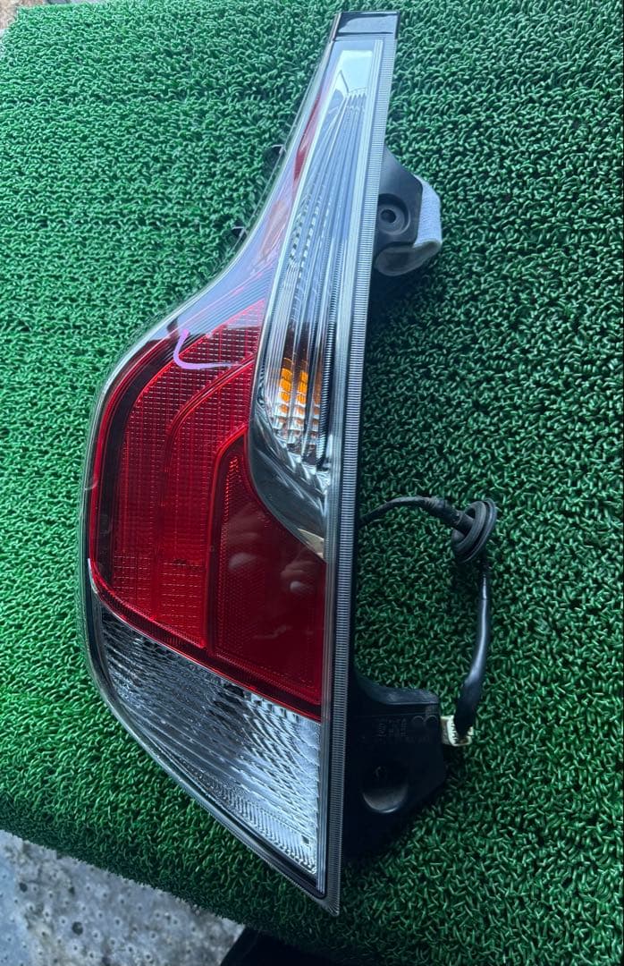 アクア DAA-NHP10 左テールランプ 81561-52D00