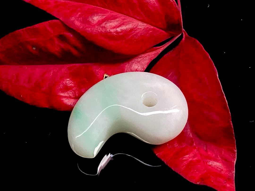 ✳premiumシリーズ幸運導く勾玉 高品質翡翠 再結晶線入り糸魚川翡翠　鑑別書