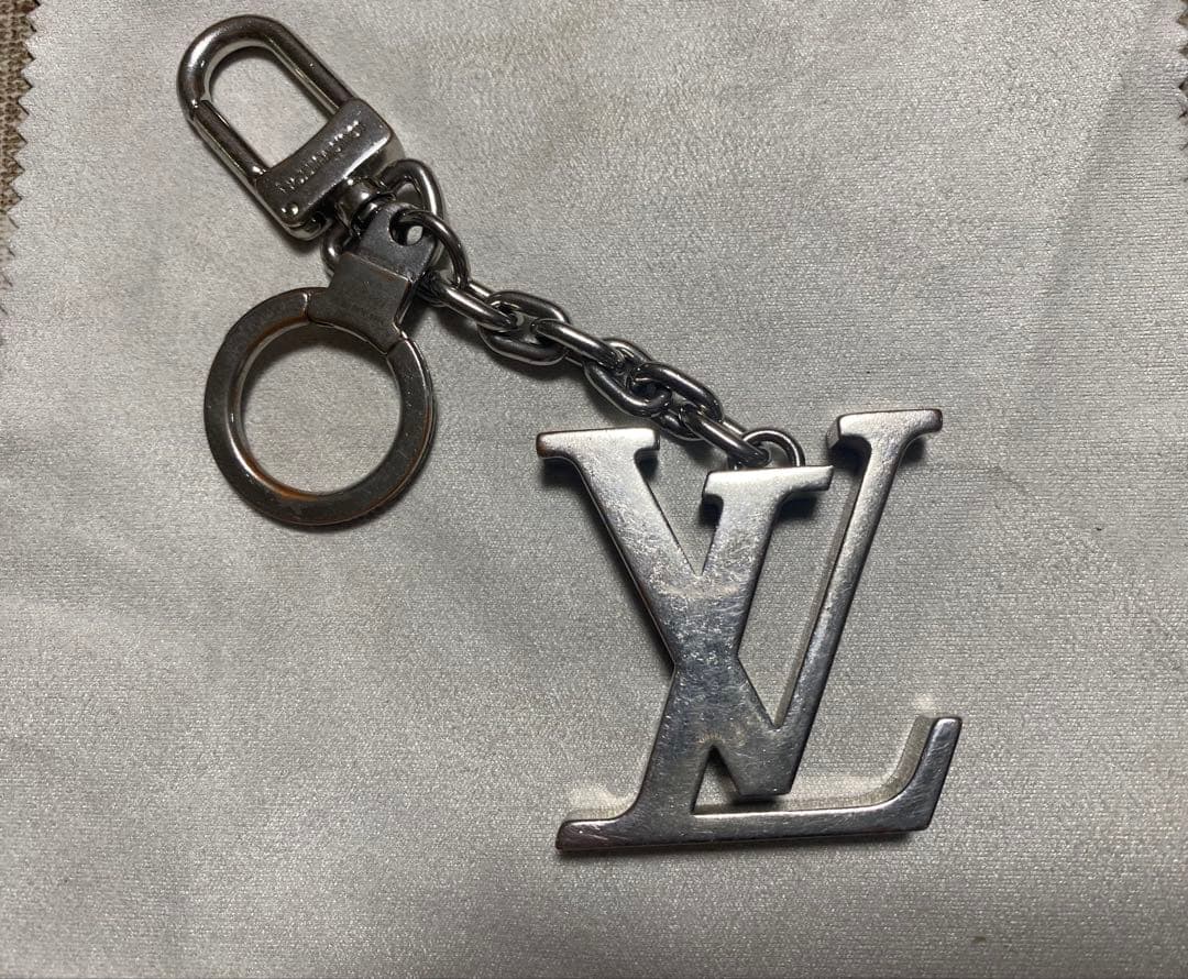 XYZ さん専用　Louis Vuitton ロゴ型キーホルダー