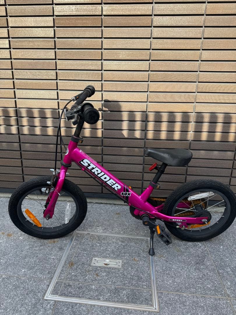 STRIDER 14インチ　ペダル付き　スタンド付き　ストライダー