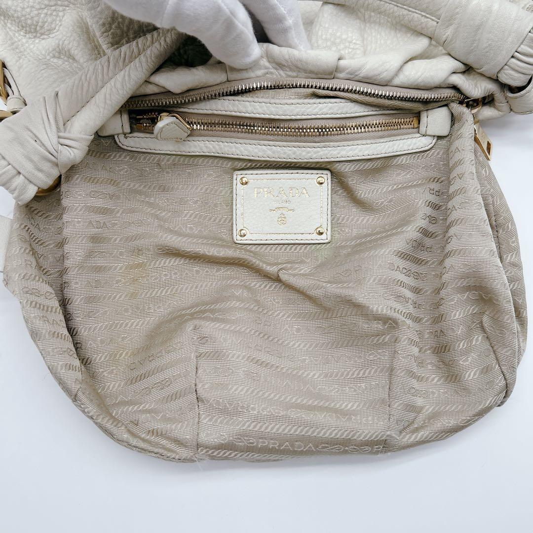PRADA ワンハンドバッグ レザー ホワイト メタルロゴ ハーフムーン