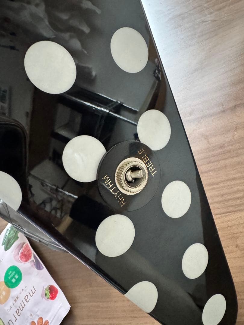 「RRV」（ランディ・ローズV）ポルカドット ギター