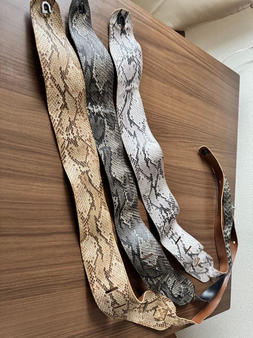 「RRV」（ランディ・ローズV）ポルカドット ギター