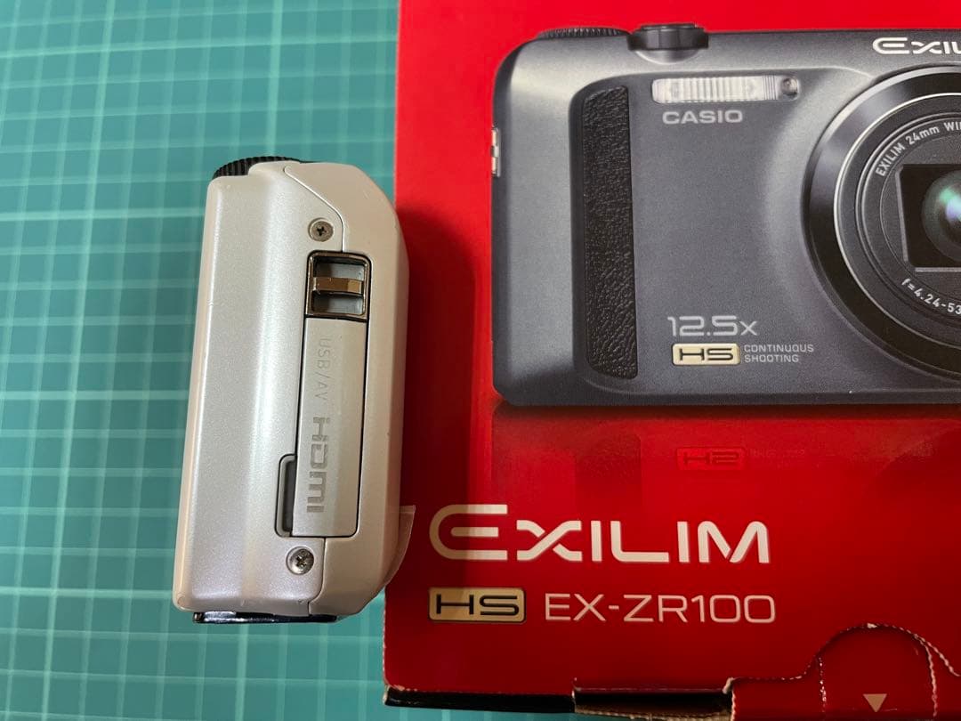 CASIO EXILIM EX-ZR100 ホワイト [電池挿入ふたロック不良]