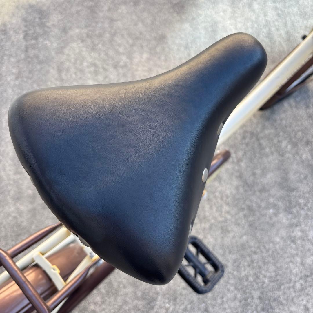 クリーム色シティサイクル バスケット付き