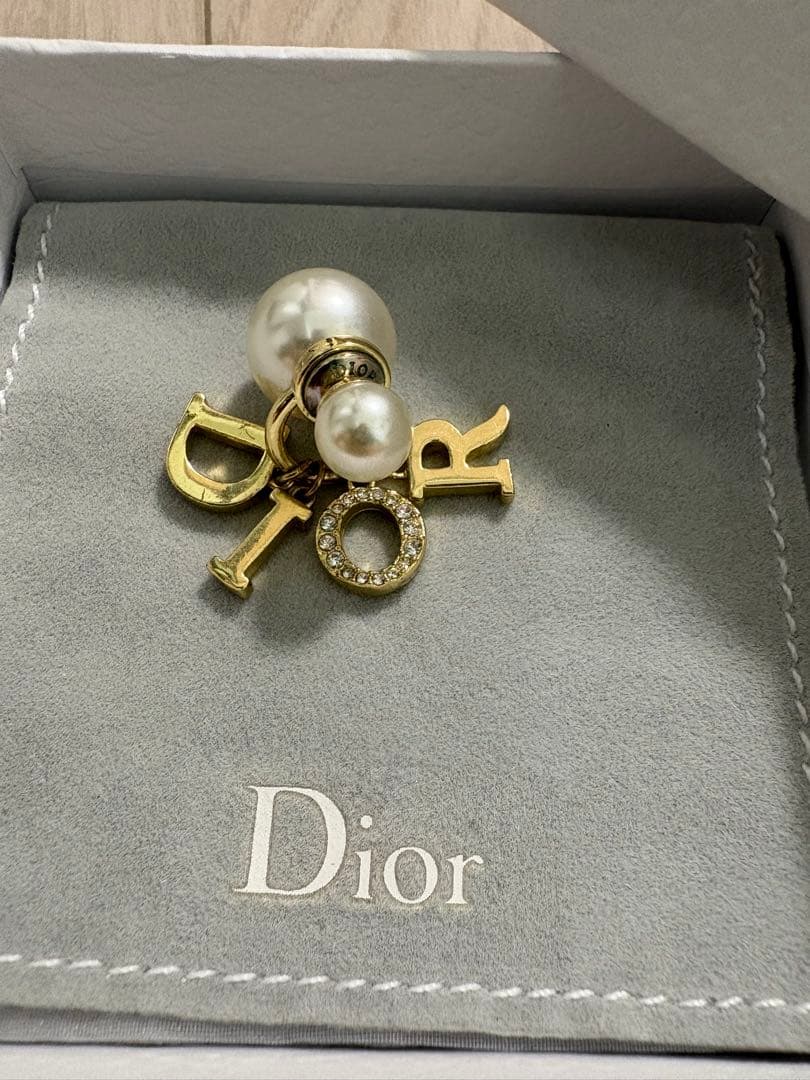 Dior ロゴパール片耳用ピアス
