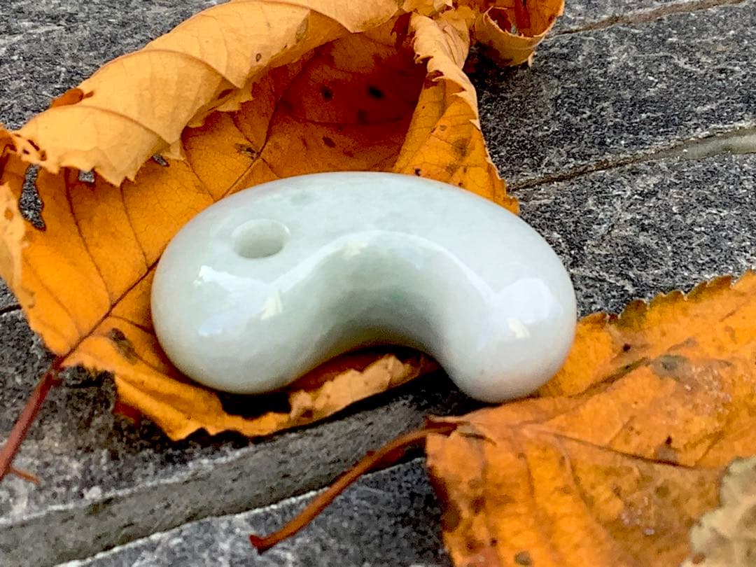 ✳お値段と品質に自信あり‼️糸魚川翡翠勾玉　本物ジェダイトをお身近に　機械鑑定付‼️