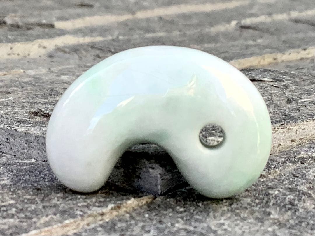 ✳お値段と品質に自信あり‼️糸魚川翡翠勾玉　本物ジェダイトをお身近に　機械鑑定付‼️