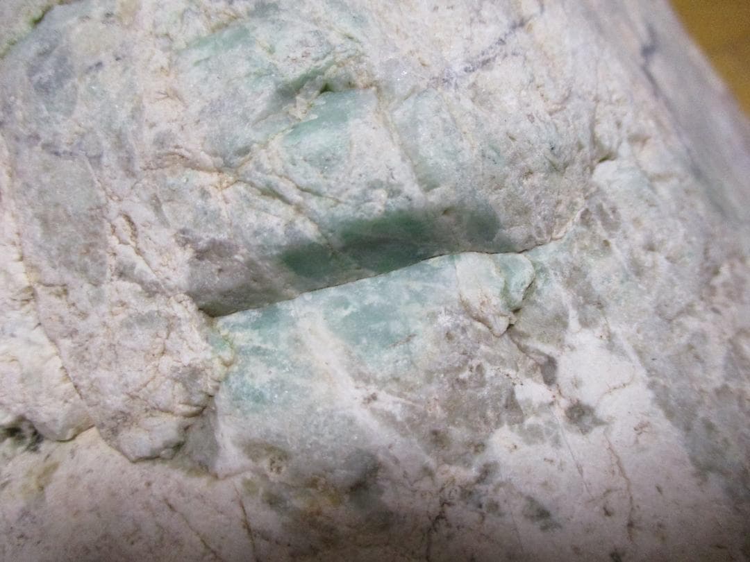 【希少】大型　緑たくさん　糸魚川　翡翠　原石 　自然状態　２６ｋｇ