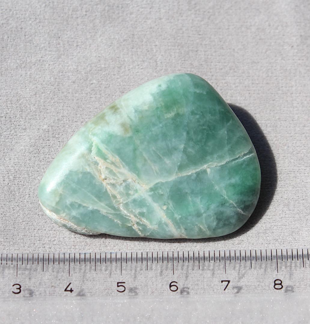 ［ガラス質の逸品］糸魚川翡翠 原石 タンブル 38.1g