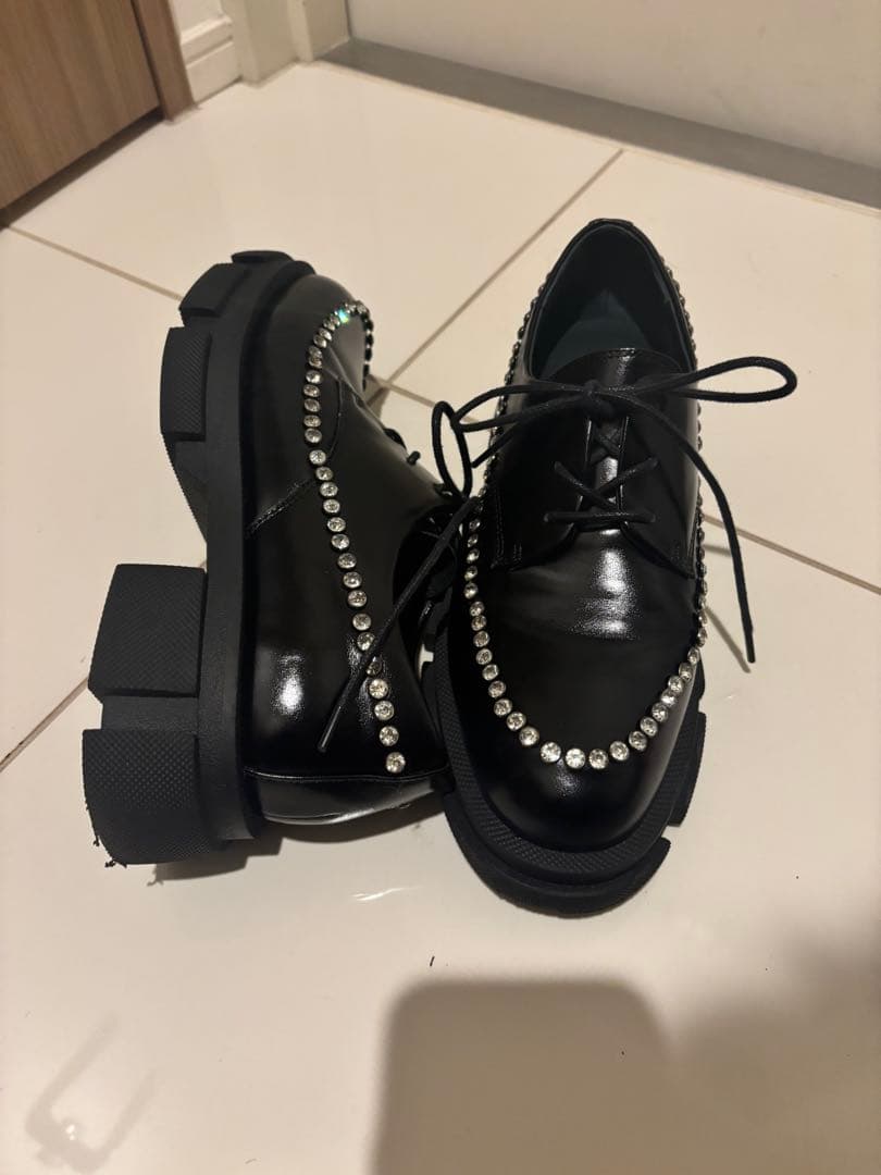 -MANA-ストーン付きブラックレザーシューズ