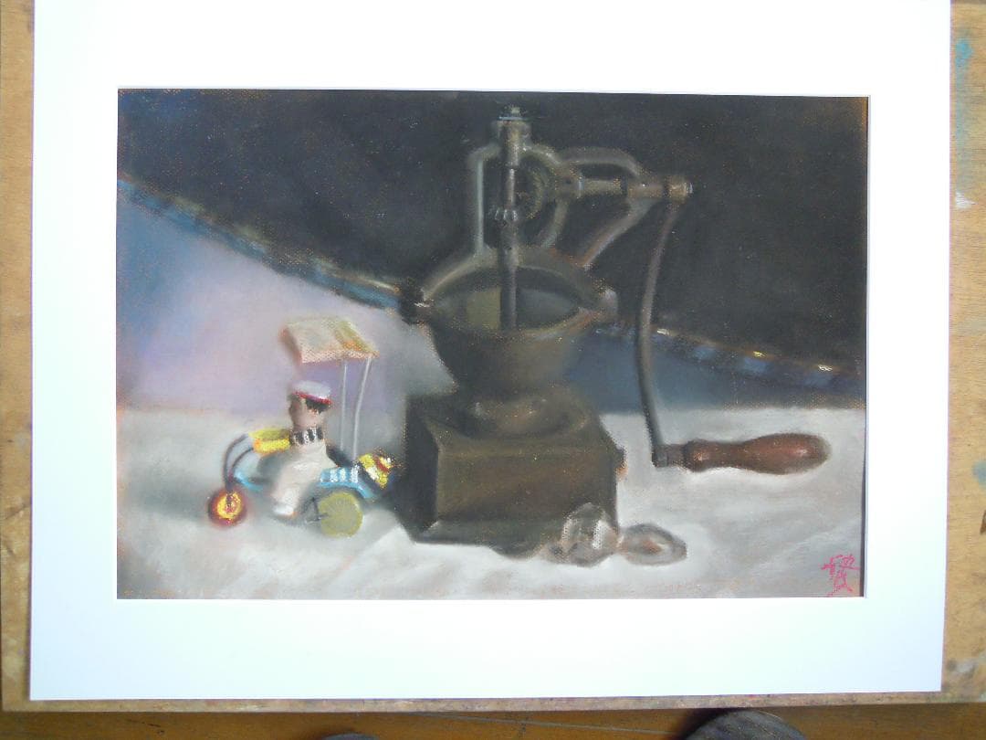 古いコーヒーミルとブリキの玩具