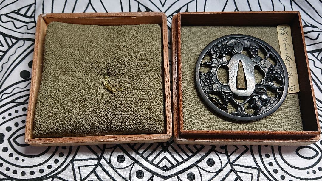 【鑑定書、共箱有】鐔 鍔 無銘 長州 葡萄栗鼠図 刀装具