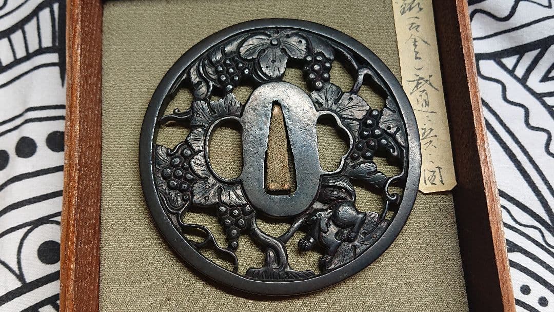 【鑑定書、共箱有】鐔 鍔 無銘 長州 葡萄栗鼠図 刀装具