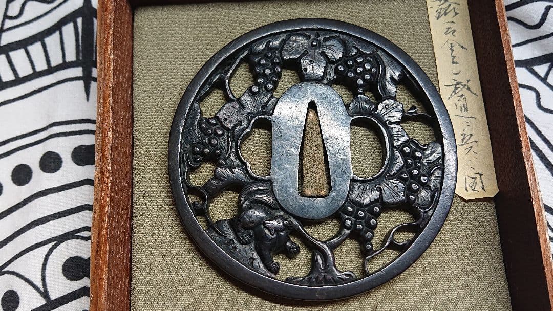 【鑑定書、共箱有】鐔 鍔 無銘 長州 葡萄栗鼠図 刀装具