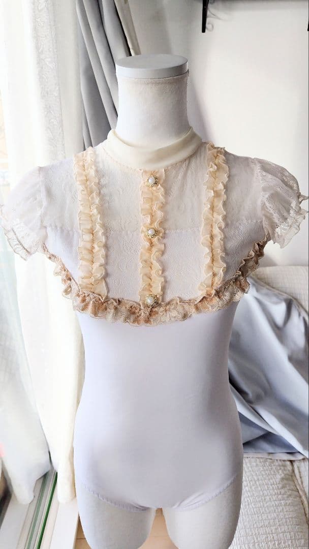 Ｓ～Ｍ／アイボリーフリルレースで贅沢エレガント。ロココ調宮廷ドレス娘役レオタード