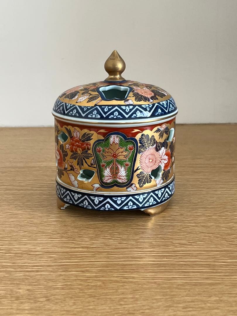 極錦金彩古伊万里　花柄陶器香炉 金色の蓋付き　未使用