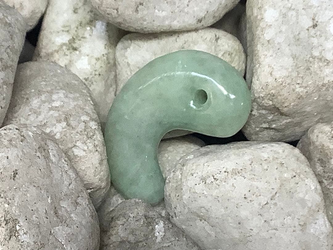 ✳極上高額翡翠勾玉‼️ 糸魚川翡翠ジェダイト　本物の守護石お守り　鑑別書付本物を‼️