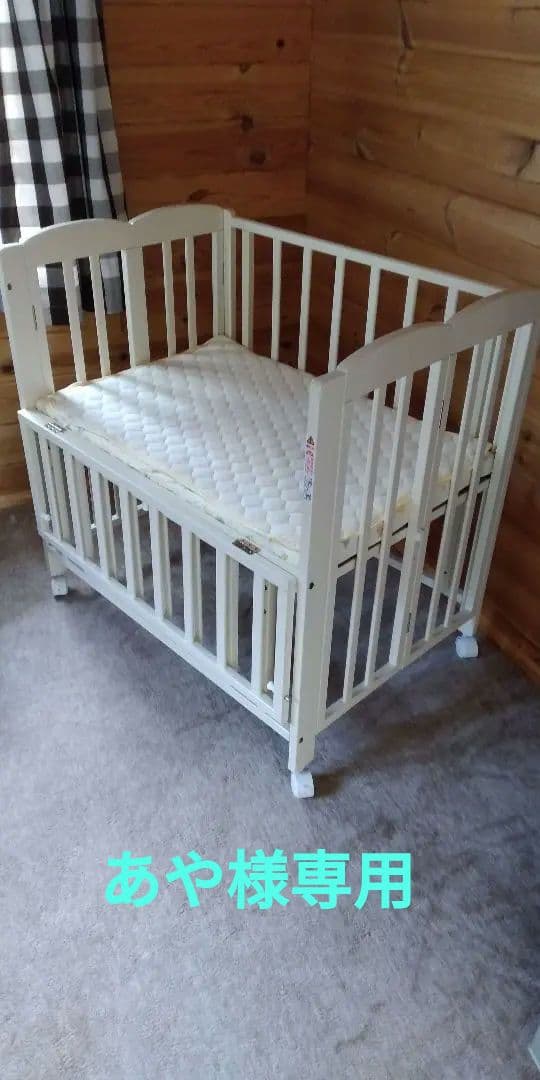 アイボリー木製ベビーベッド折りたたみ式